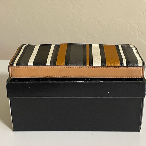 COACH WALLET & WRISTLET - Picture 4 of 8